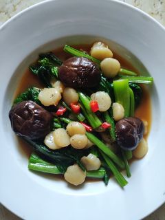 Hình của món Cải ngồng xào nấm và cồi sò điệp.
