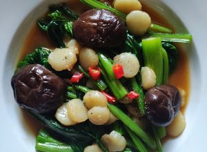 Hình của món Cải ngồng xào nấm và cồi sò điệp.