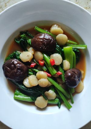 Hình của món Cải ngồng xào nấm và cồi sò điệp.