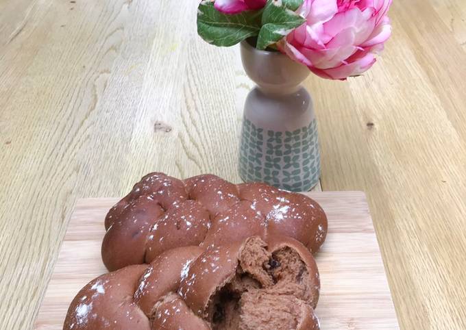 Chocolate braided bread (with chocolate chips inside)