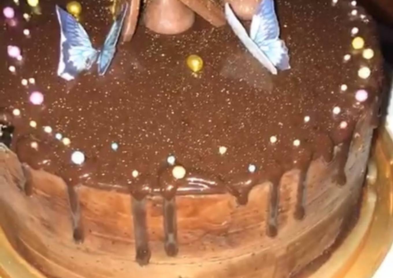 Pastel con relleno y cubierta de Chocolate