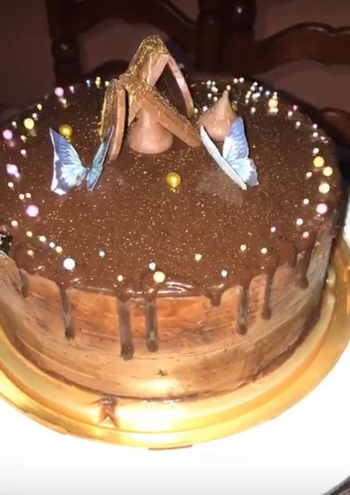Una foto de Pastel con relleno y cubierta de Chocolate