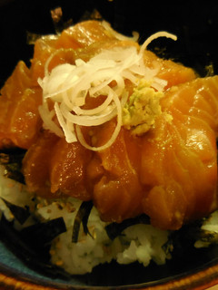 A picture of Salmon Donburi (Salmon rice bowl).