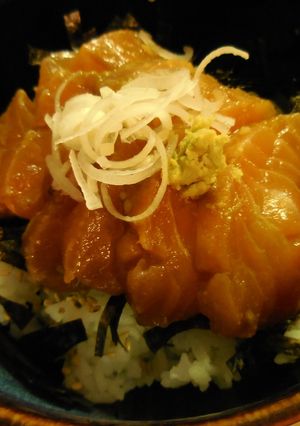 A picture of Salmon Donburi (Salmon rice bowl).
