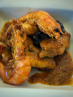 Una foto de Alitas de pollo con langostinos y shiitake
