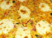 Une photo de courgette lardons