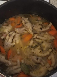 Una foto de Patitas de pollo