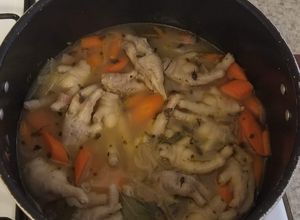 Una foto de Patitas de pollo