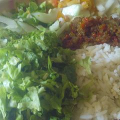 A picture of White rice wt tarugu sauce n veggies.