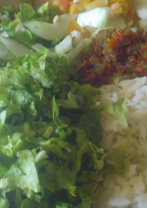 A picture of White rice wt tarugu sauce n veggies.
