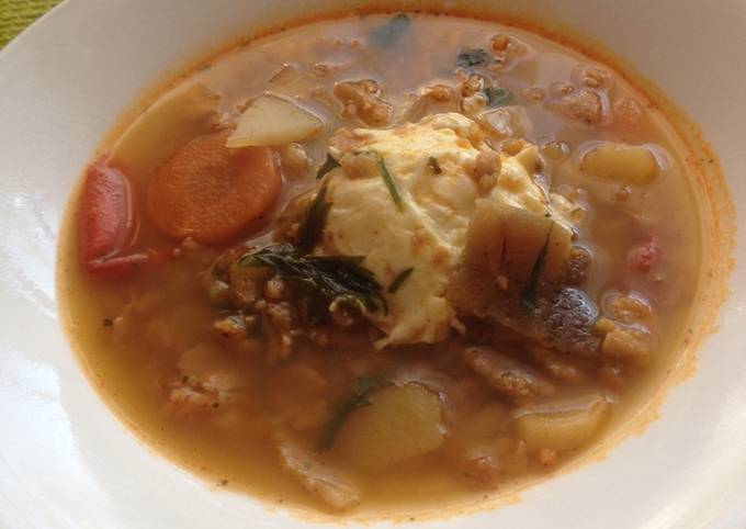 Pirított reszelt tészta leves, tojással és tepertőbőrrel recept foto