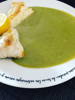 Una foto de Rape a la plancha con puré de judía verde con patatas