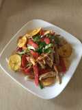 Pollo con tajadas de plátano macho