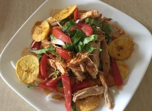 Una foto de Pollo con tajadas de plátano macho