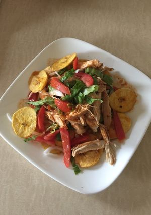 Una foto de Pollo con tajadas de plátano macho