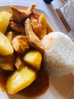 Una foto de Pollo al jugoski con arroz