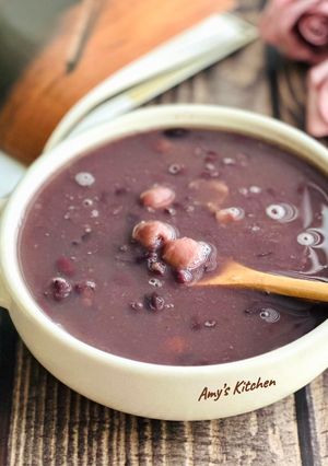 A picture of Red Bean and Lotus Seed Soup.
