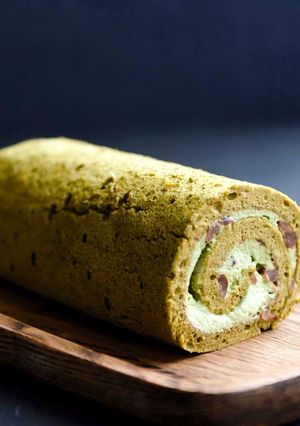 A picture of Japanese Matcha Red Bean Roll Cake.