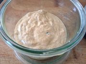 Une photo de sauce mayonnaise cornichon