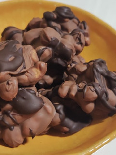 Una foto de Rocas de frutos secos y chocolate🥜🍫
