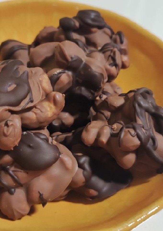 Una foto de Rocas de frutos secos y chocolate🥜🍫