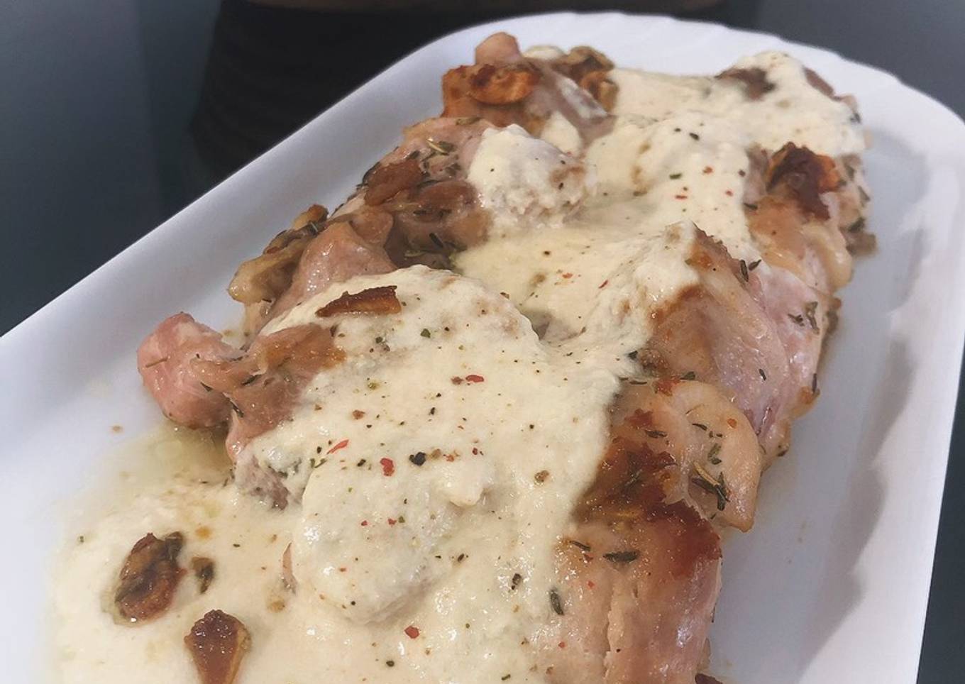 Contramuslos de pollo con salsa de queso añejo de oveja