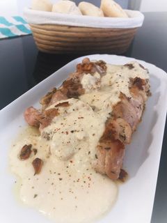 Una foto de Contramuslos de pollo con salsa de queso añejo de oveja