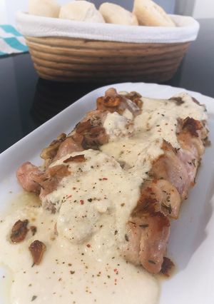 Una foto de Contramuslos de pollo con salsa de queso añejo de oveja