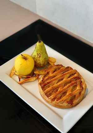 Une photo de Galette pommes, poire, chocolat (sans oeufs) et ses chips de pelures de pommes