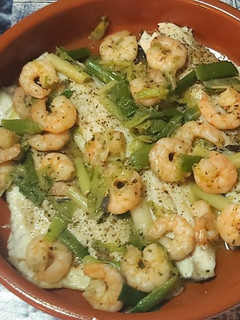 Una foto de Lubina con gambas y ajetes