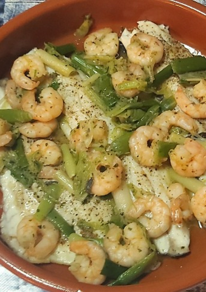 Una foto de Lubina con gambas y ajetes
