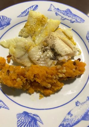 Una foto de Brótola en salsa de naranja co puré de calabaza con piñones