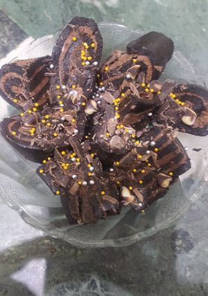 ચોકલેટ બિસ્કીટ રોલ (Chocolate Biscuit Roll Recipe in Gujarati) રેસીપી મુખ્ય ફોટો