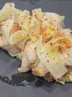 Una foto de Coca de jamón asado, sus jugos e hinojo