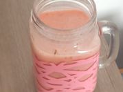 Una foto de licuado de fresas con leche