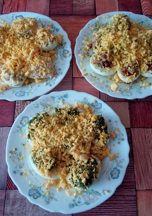 Una foto de Huevos rellenos (3 variedades)