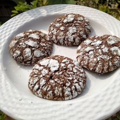 A picture of Christmas chocolate crinkle cookie.