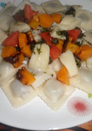 Una foto de Ravioles con calabaza, albahaca y algo más