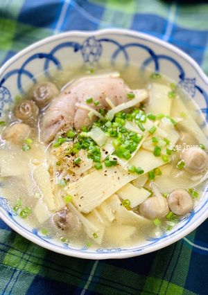 Hình của món Canh Măng Nấu Xương Giò Heo Nấm Rơm.