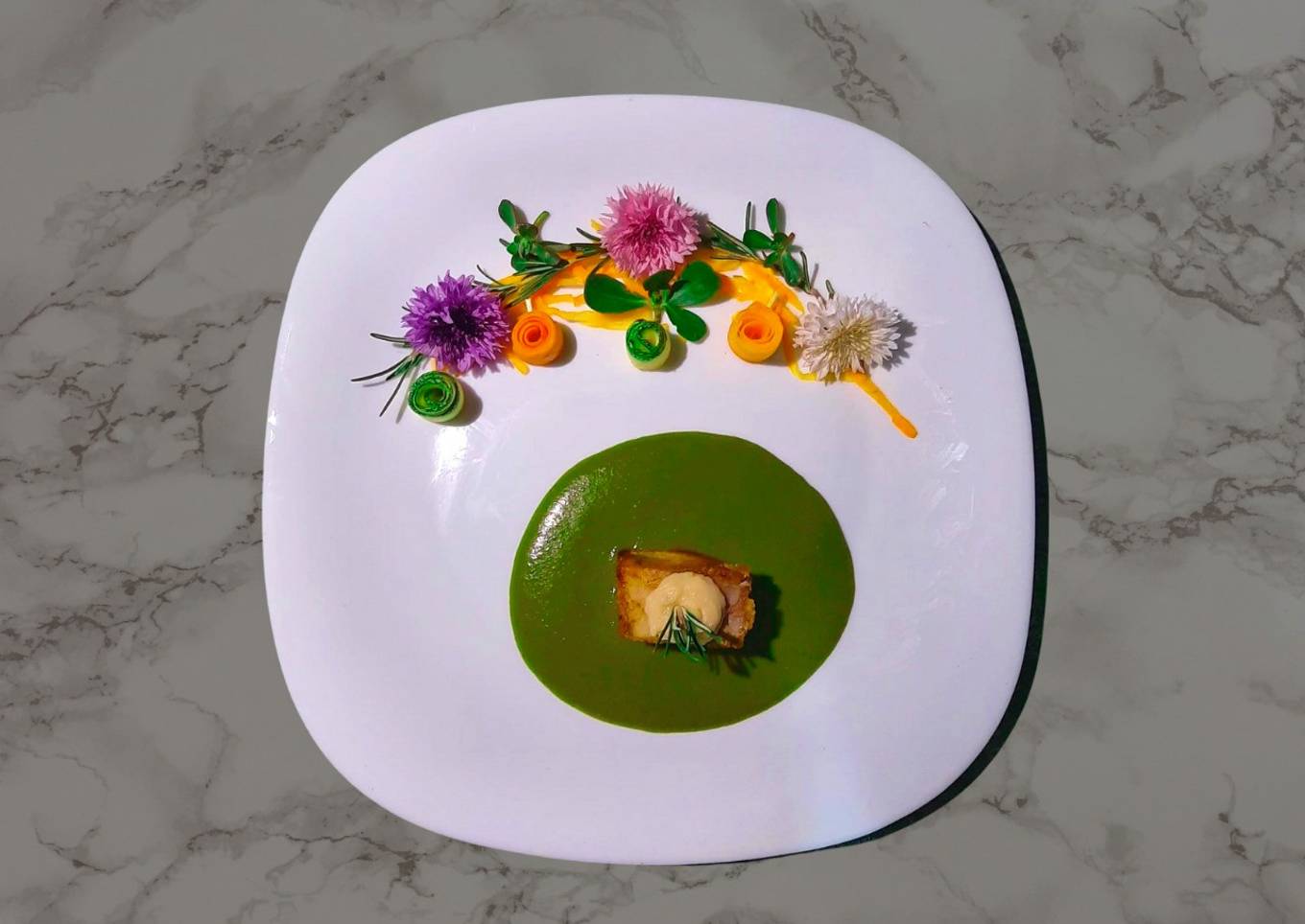 Mole verde de puerco y mousse de frijol blanco