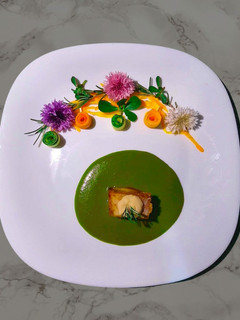 Una foto de Mole verde de puerco y mousse de frijol blanco