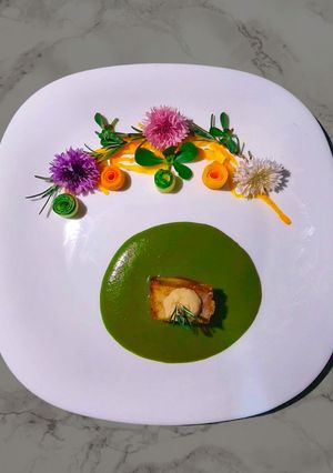 Una foto de Mole verde de puerco y mousse de frijol blanco