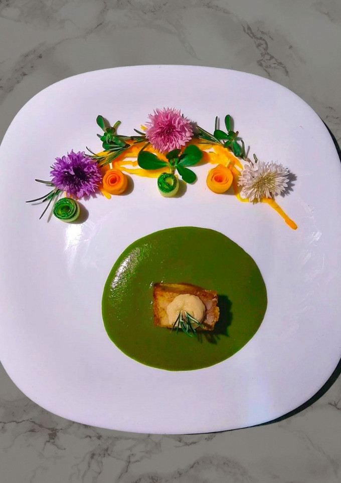 Una foto de Mole verde de puerco y mousse de frijol blanco