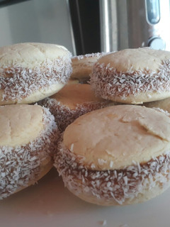 Una foto de Alfajores de maizena!! Una delicia y en minutos 🤗