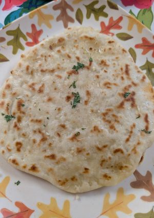 A picture of Cheesy garlic naan.