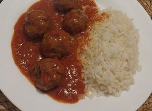 Una foto de Albóndigas de carne picada y arroz