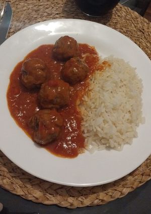 Una foto de Albóndigas de carne picada y arroz