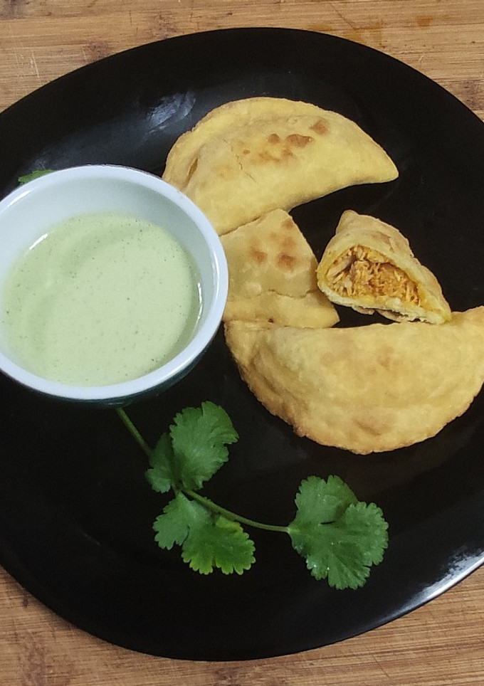 Una foto de Empanada Venezolana de Pollo desmechado 🐔 y Salsa de Ajo 🧄🌿