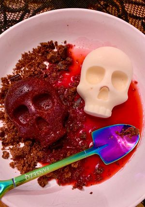 Une photo de ☆Duo de Crânes☆ Brownie Red Velvet et Panna Cotta à la Vanille