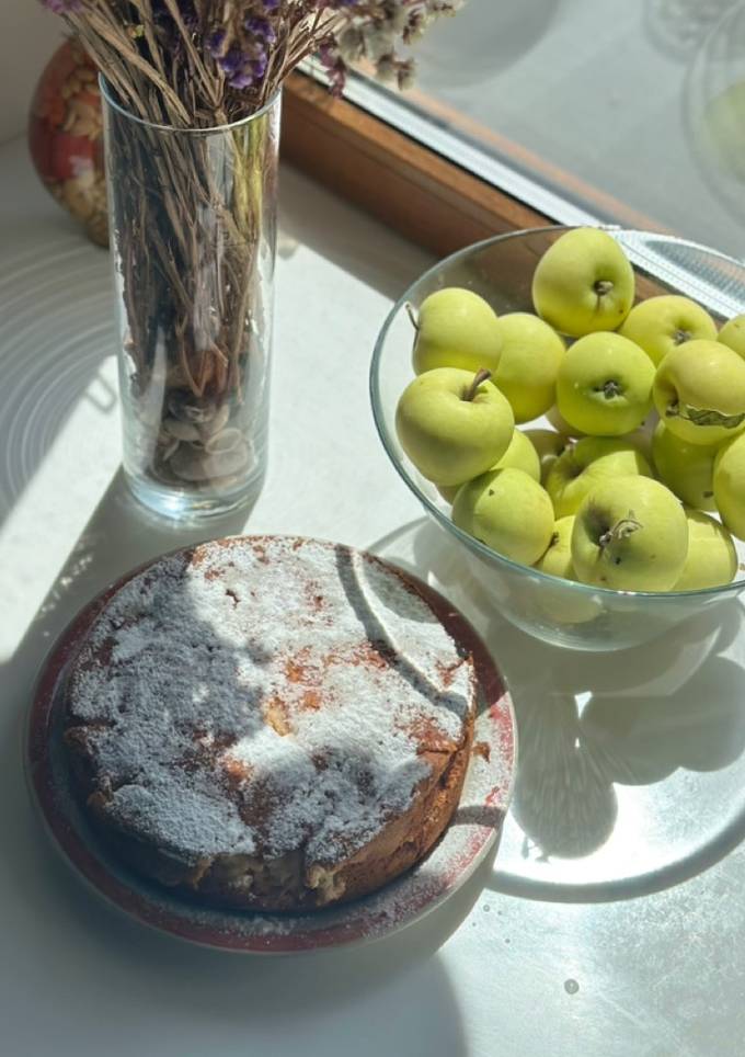 Класична шарлотка з яблуками